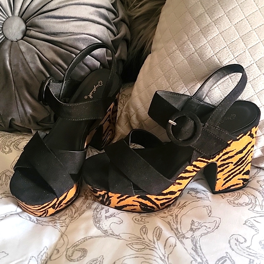 Qupid Platform Leopard Chunky Heels, size 8 1/2, black w/ Leopard heel